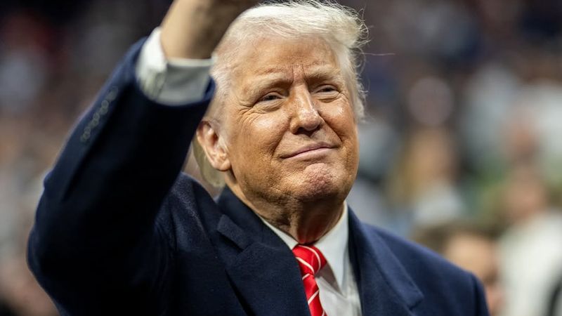 Donald Trump a luat legătura cu Emmanuel Macron după ce a fost pălmuit de soție. Ce sfat i-a dat președintelui Franței &icirc;n căsnicie: &bdquo;Asigurați-vă că ușa răm&acirc;ne &icirc;nchisă&rdquo;