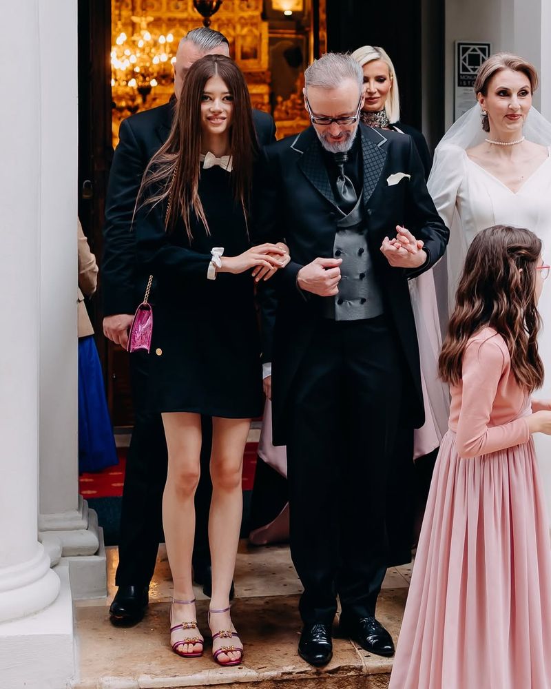 Află de ce Mikaela este nevoită să stea o perioadă la tatăl ei 