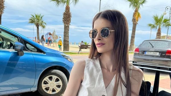 Filmul morții Teodorei Marcu, t&acirc;năra &icirc;mpușcată mortal &icirc;n Cosmopolis! Aceasta &icirc;și ținea fetița de 3 ani &icirc;n brațe &icirc;n momentul atacului