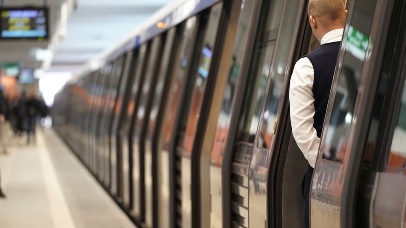 Metroul este blocat &icirc;n stația Eroii Revoluției &icirc;n urma unei posibile tentative de suicid! Cum s-a &icirc;nt&acirc;mplat?