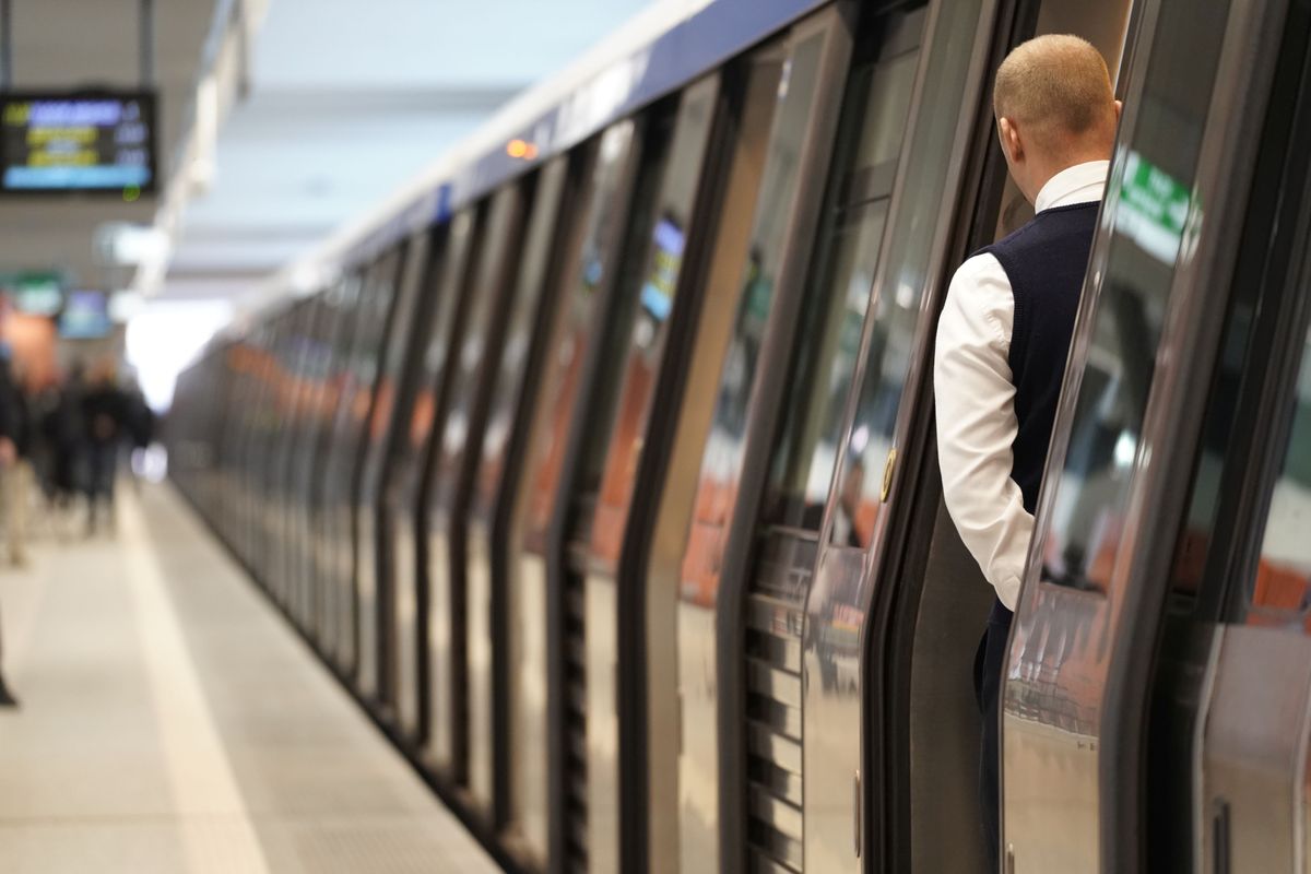 Metroul este blocat &icirc;n stația Eroii Revoluției &icirc;n urma unei posibile tentative de suicid! Cum s-a &icirc;nt&acirc;mplat?