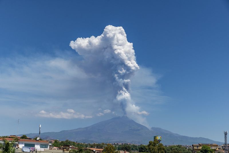 Vulcanul Etna erupe