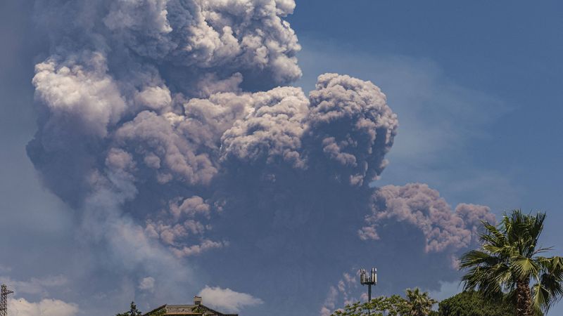 VIDEO Panică &icirc;n r&acirc;ndul turiștilor aflați la mare altitudine &icirc;n momentul c&acirc;nd Vulcanul Etna erupe!