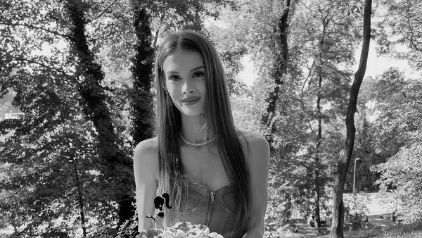 În ce zi și la ce oră va avea loc înmormântarea Teodorei Marcu? Sicriul cu trupul neînsuflețit al tinerei de 23 de ani se află în casa părintească din satul natal