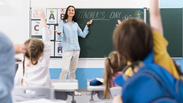 Ziua &Icirc;nvățătorului 5 iunie 2025, liberă pentru elevi și profesori! Ce alte zile libere mai sunt p&acirc;nă la vacanța de vară?