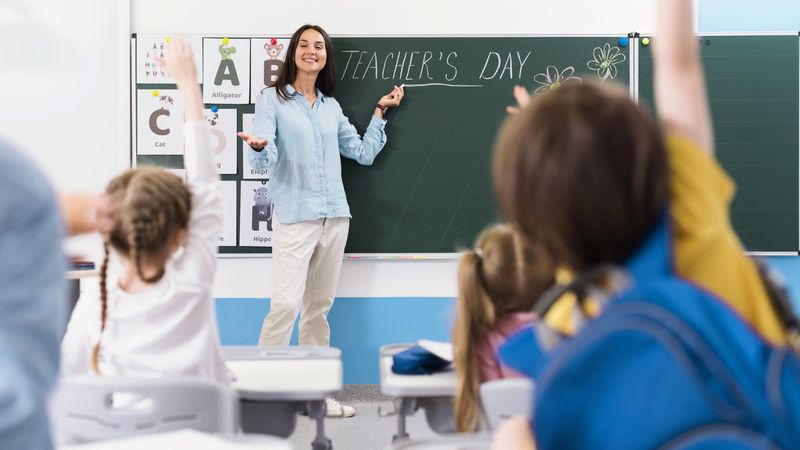 Ziua &Icirc;nvățătorului 5 iunie 2025, liberă pentru elevi și profesori! Ce alte zile libere mai sunt p&acirc;nă la vacanța de vară?