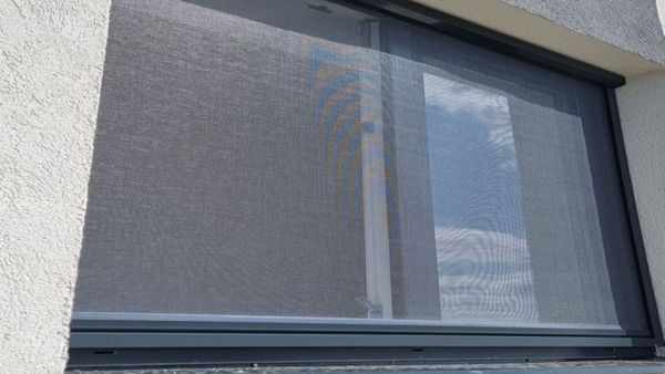 Soluție modernă pentru nopți de vară liniștite: plase ț&acirc;nțari tip rulou