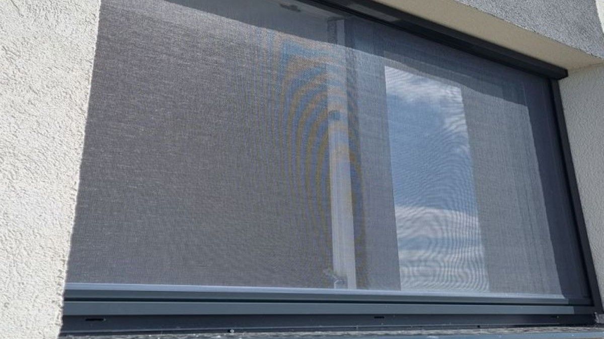 Soluție modernă pentru nopți de vară liniștite: plase ț&acirc;nțari tip rulou