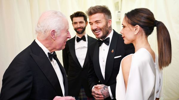 De c&acirc;nd aștepta momentul! Regele Charles i-a &icirc;mplinit marele vis lui David Beckham