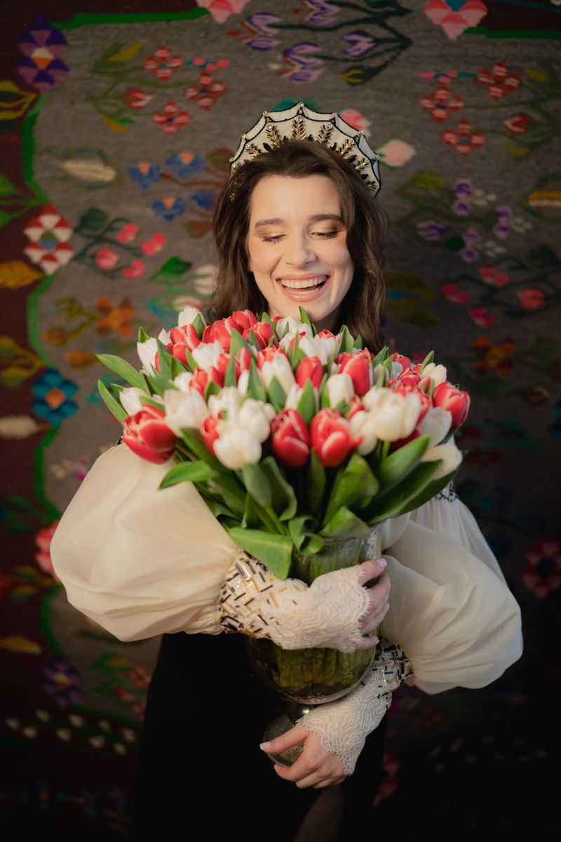 Kira Hagi se mărită cu Thomas Ferfelis.