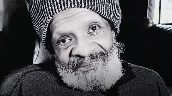 Doliu imens &icirc;n lumea muzicii! Sly Stone, pionier al funk-ului, s-a stins din viață la 82 de ani: &bdquo;Cu profundă tristeţe anunţăm moartea tatălui nostru iubit&rdquo;. Ce boală gravă i-a adus sf&acirc;rșitul &icirc;ndrăgitului artist?