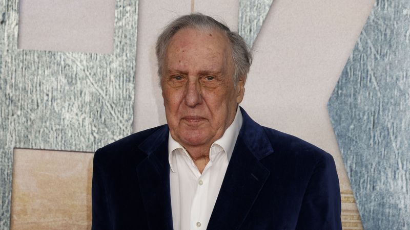 Scriitorul Frederick Forsyth si autor al romanului &bdquo;Ziua Şacalului&rdquo;  a murit la 86 de ani!