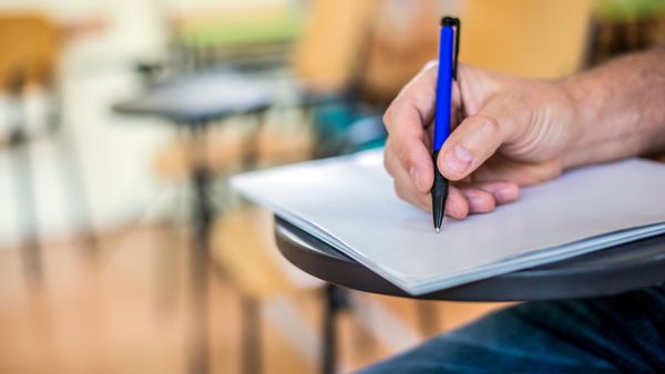 BAC 2025. Ce subiecte au avut de rezolvat elevii la Limba și literatura rom&acirc;nă. La ce oră se publică baremele de corectare?