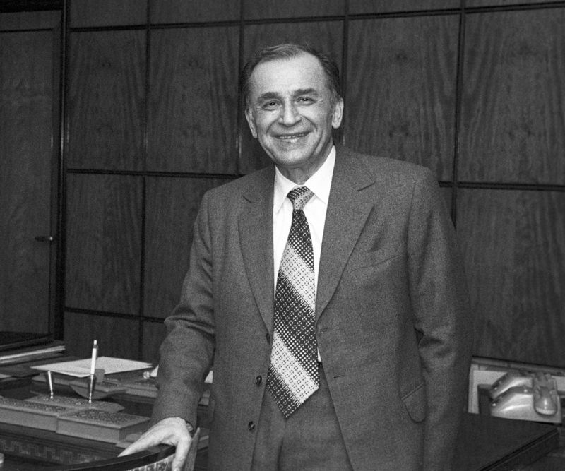 Ion Iliescu internat