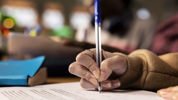 Top 9 cele mai tari perle ale elevilor  de la BAC 2025! Reacția profesorilor c&acirc;nd au citit ce au scris unii copii la proba de rom&acirc;nă:  &bdquo;Lică era bossul locurilor din poveste&rdquo;