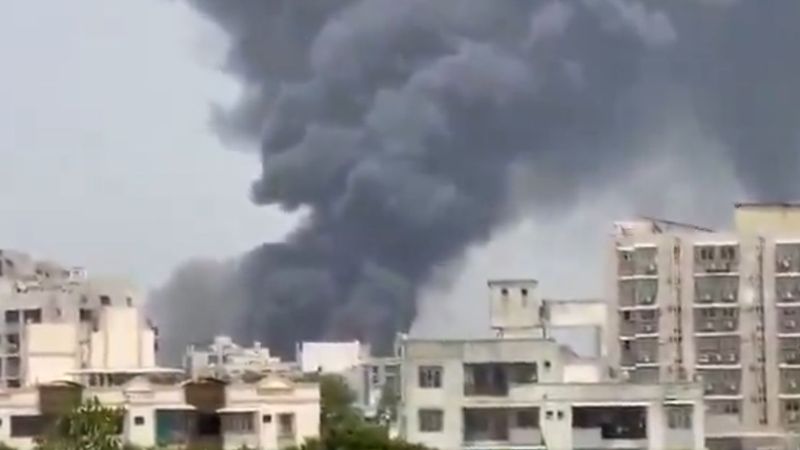 Un avion cu 242 de persoane la bord, către Londra, s-a prăbuşit la decolare &icirc;n vestul Indiei, &icirc;ntr-o zonă rezidenţială la Ahmedabad. La bord se aflau 169 de indieni, 53 de britanici, şapte portughezi şi un canadian