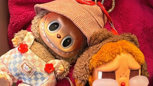 Ce se ascunde în spatele nebuniei globale cu papușa Labubu. Vedete care au fost surprinse cu o Labubu