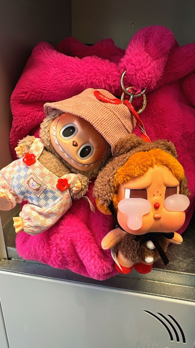 De ce sunt înnebunite tinere după păpușile Labubu