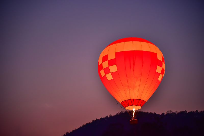 Află cât costă zborul cu balonul cu aer cald la Luminaria 2025 