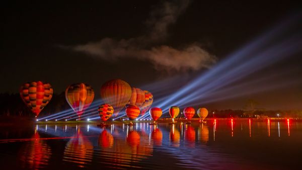 C&acirc;t costă să zbori cu balonul cu aer cald la Luminaria Festival 2025