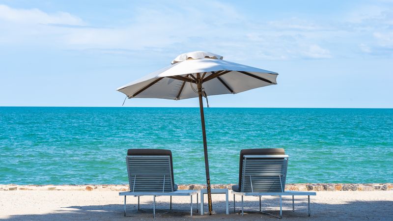 C&acirc;t costă să &icirc;nchiriezi un șezlong la Mamaia &icirc;n iunie 2025. Prețurile diferă de la stațiune la stațiune