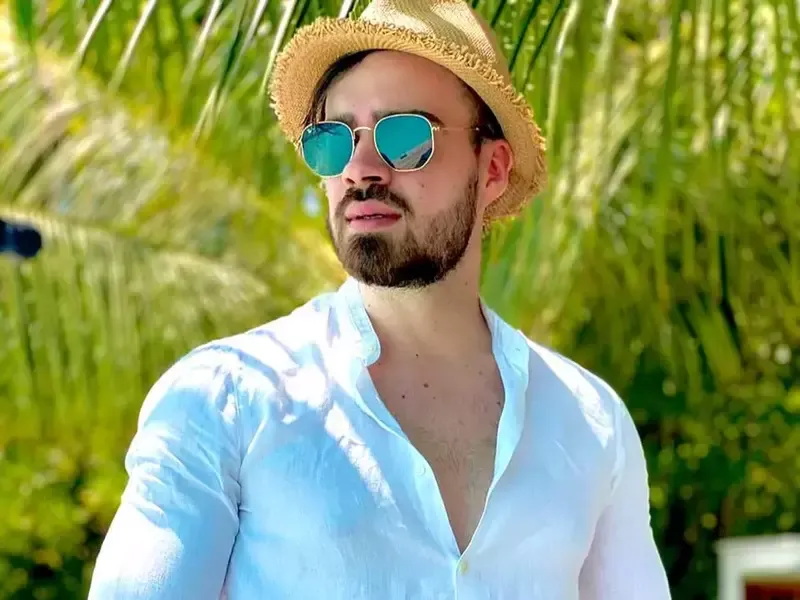  noul iubit al Deei Maxer