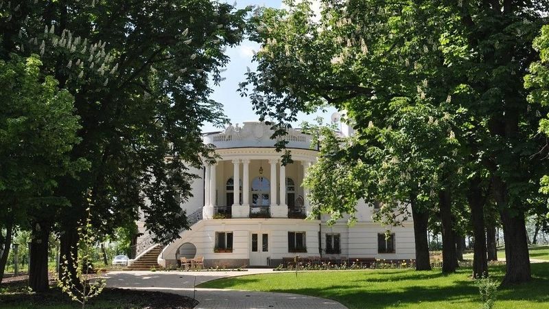 Oaza boemă de l&acirc;ngă Craiova! Conacul Popeci, supranumit și &bdquo;Casa Albă&rdquo; a Olteniei, te cucerește cu eleganța lui &icirc;n stil eclectic francez. C&acirc;t costă o noapte de cazare aici