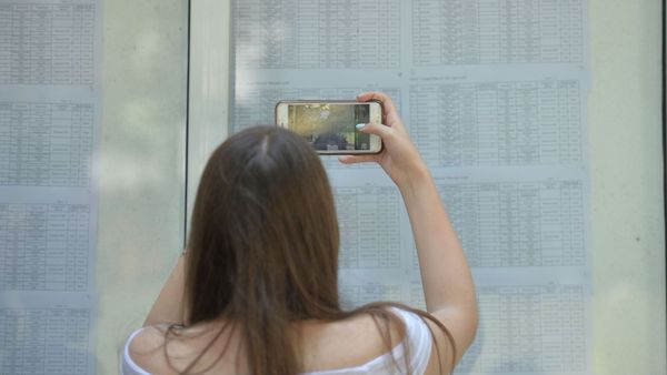 La ce oră se afișează primele rezultate de la BAC? În 2025, elevii pot să își vadă lucrările înainte să depună contestație 