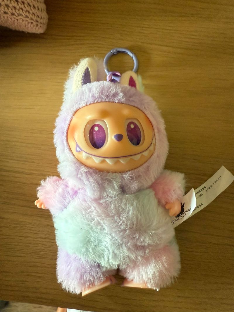 Imagini cu păpuși Labubu fake 