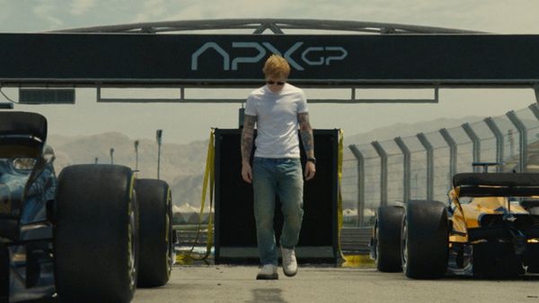 "&Icirc;nglobează tot ce iubesc la muzică, toată distracția din ea, dar și locul &icirc;n care mă aflu ca om, ca partener, ca tată",. Ed Sheeran a lansat videoclipul piesei  Drive (F1 The Movie)
