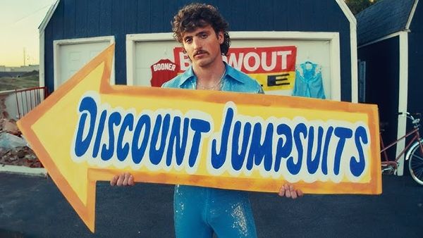 Benson Boone a lansat videoclipul piesei "Mr Electric Blue". Artistul, apariţie surprizătoare în clip