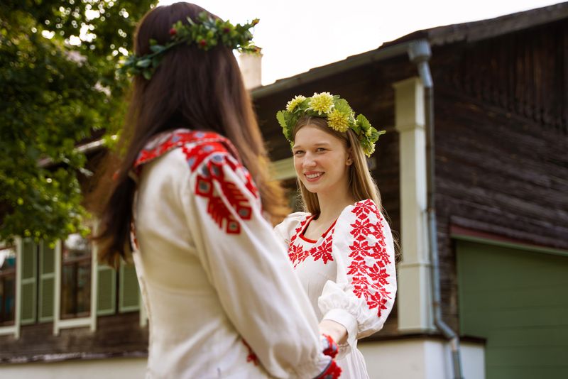 Vezi aici ce e bine să faci de Sânziene pentru noroc și prosperitate 