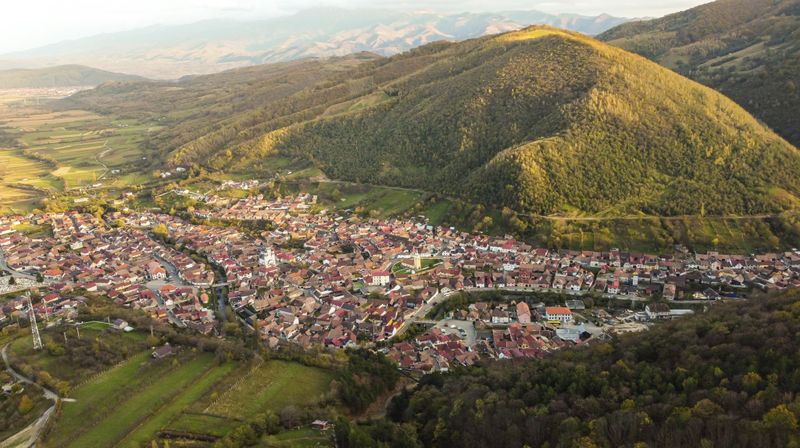 Hotelul din comuna Sadu va fi unic în lume 