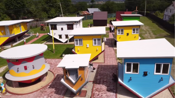 Satul răsturnat din Bumbești, Gorj, unic în România! Fiecare căsuță răsturnată are o poveste aparte. Cât costă să îl vizitezi