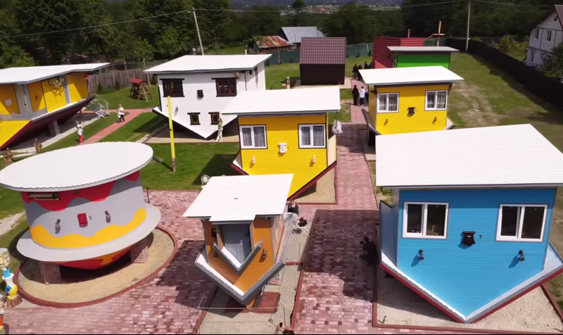 Unde se află Satul Răsturnat și cum se ajunge acolo? 