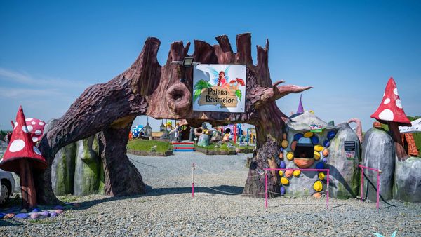 ”Poiana Basmelor”,  tărâmul fermecat de lângă Constanța, unde copiii trăiesc magia poveștilor! Cât costă intrarea pentru un adult și un copil în acest colț de rai