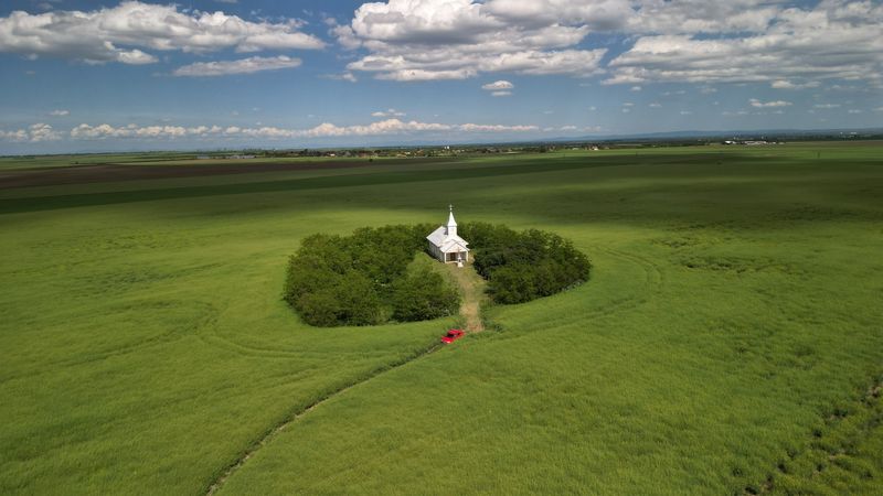 Biserica din Carei, unică &icirc;n Rom&acirc;nia! O singură dată pe an, de Sf&acirc;nta Maria, ușile ei se deschid singure. De ce ar trebui să ajungi la ea măcar o dată