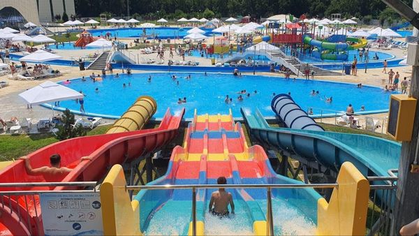Craiova are propriul colț de paradis acvatic: Descoperă WATER PARK-ul verii cu tobogane, piscine și distracție pentru toată familia