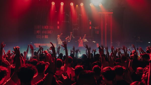 Cine sunt artiștii care vor face show &icirc;n a doua zi a festivalului IntenCity 2025 de la Craiova? Line-up-ul și programul complet pentru astăzi, 27 iunie 2025