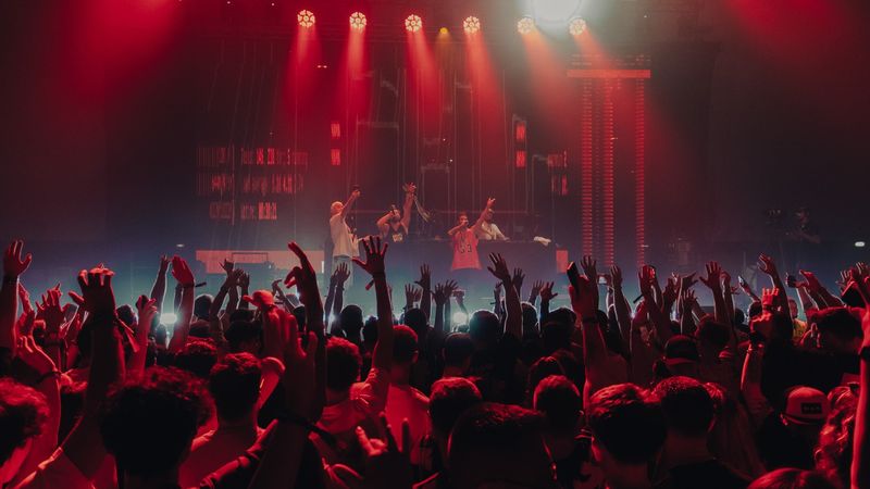 Cine sunt artiștii care vor face show &icirc;n a doua zi a festivalului IntenCity 2025 de la Craiova? Line-up-ul și programul complet pentru astăzi, 27 iunie 2025