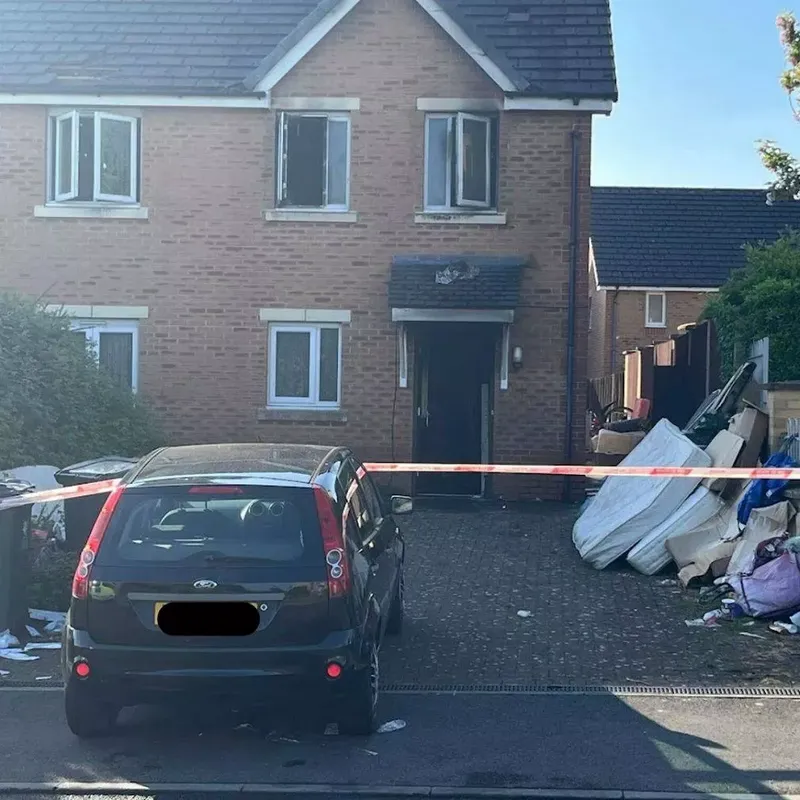 A sărit de la etajul doi cu bebelușul în brațe