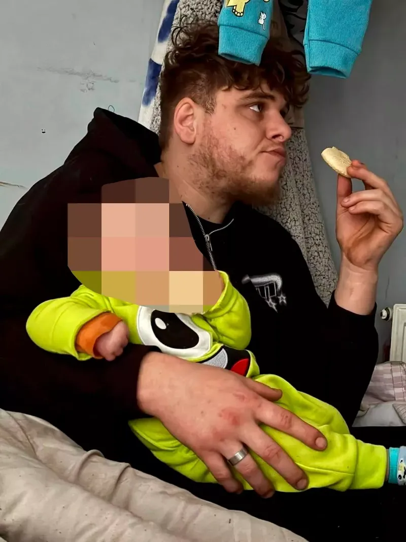 A sărit de la etajul doi cu bebelușul în brațe