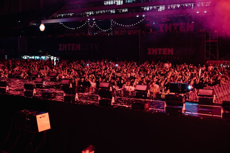 Cine sunt artiștii care vor cânta la IntenCity astăzi? 