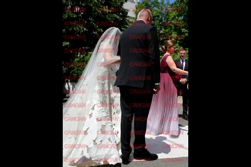 Iată cât a costat rochia de mireasă a Kirei Hagi 