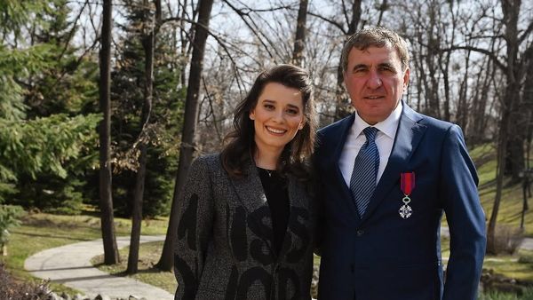 &bdquo;Regele&rdquo; Gică Hagi, &icirc;n centrul atenției la nunta fiicei sale, Kira, cu Thomas Ferfelis! Cum și-au făcut apariția fostul fotbalist și soția lui, Marilena, la biserică?