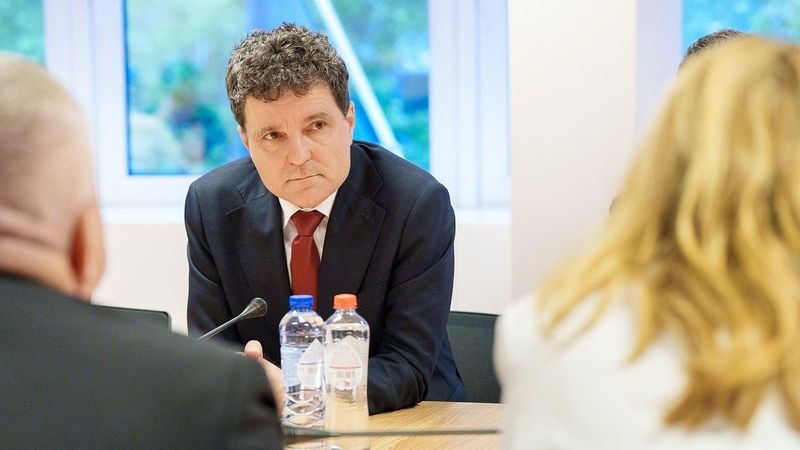 Mirabela Grădinaru l-a lăsat acasă pe Nicușor Dan și a plecat în vacanță cu cei doi copii. Cine o mai însoțește pe partenera președintelui