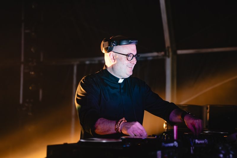  Padre Guilherme preot scena cluj