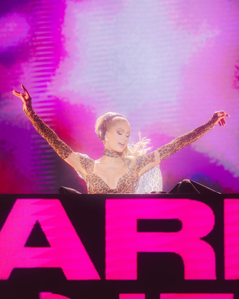 ce  a facut  Paris Hilton  la Craiova