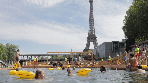 VIDEO Istorie la Paris: Sena e din nou limpede! Prima baie legală după mai bine de 100 de ani
