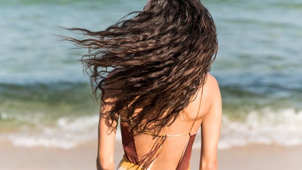 Keratina lichidă revitalizează buclele obosite în sezonul estival